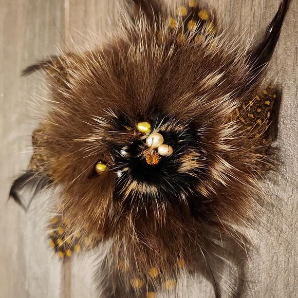 Fur & Feather brooch - Picture 2 of 4